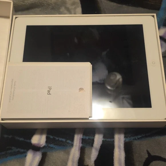 IPad Gen 3 2012 New In Box - Picture 2 of 7